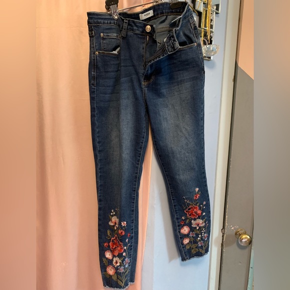 Kenzie. Size 11. Jeans with embroidery - Picture 1 of 4